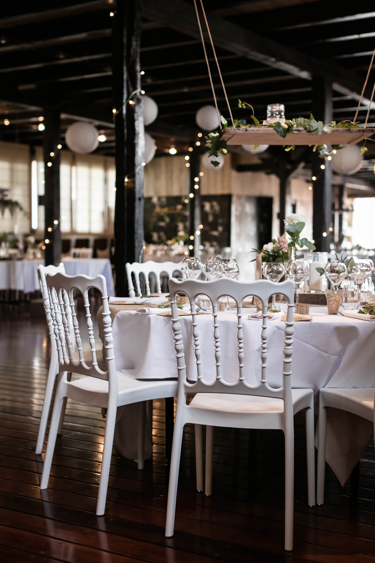 la décoration des tables et des chaises est très importantes dans le mariage cela donne de très belles photos