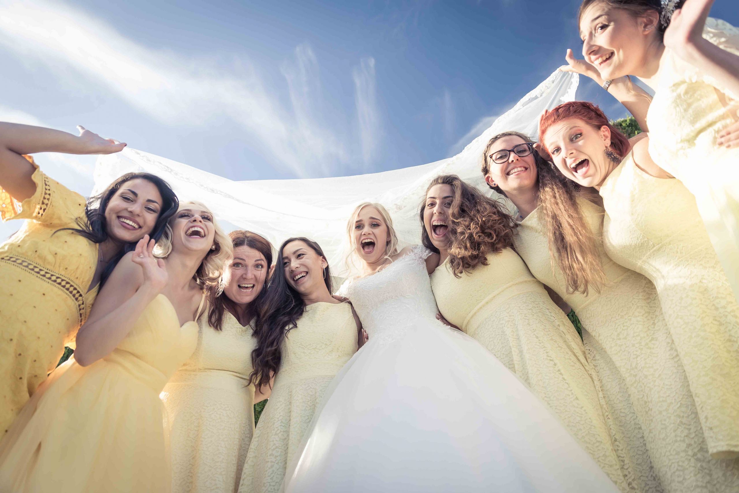 photo de groupe pour les demoiselles d'honneur de ce mariage en été en Alsace