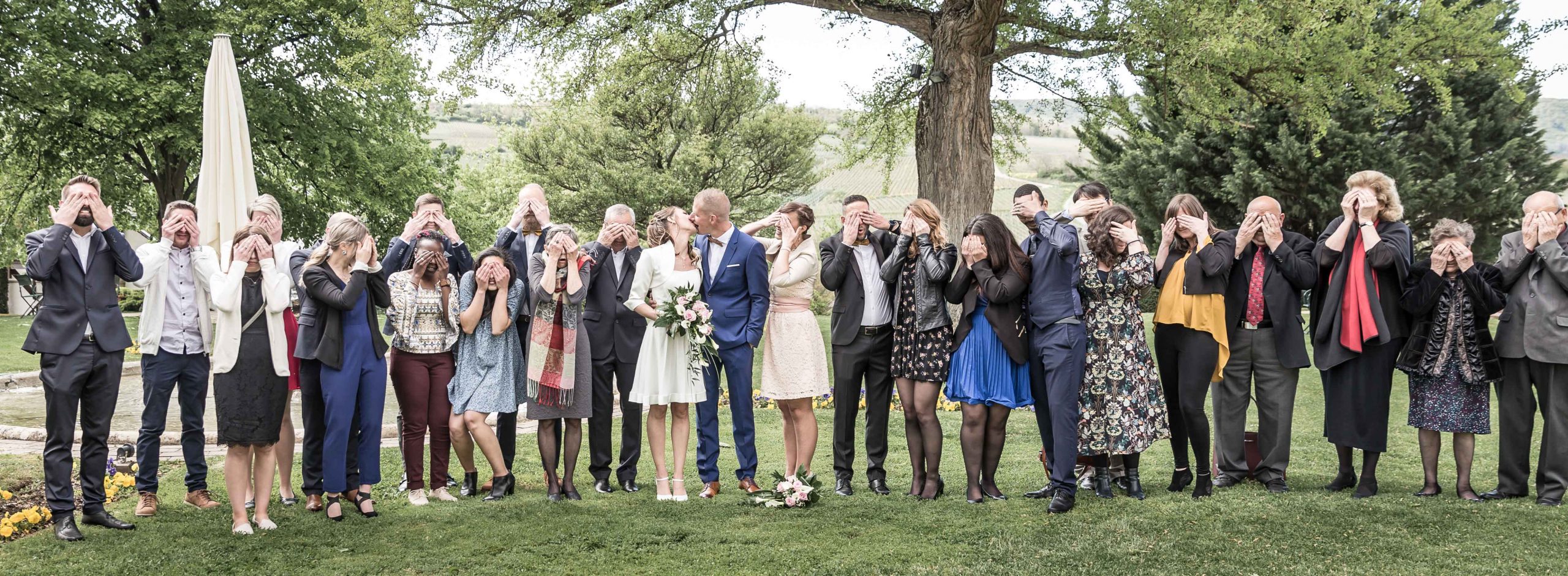 photo drôle et décallée de groupe dans ce mariage à Rouffach près de Mulhouse