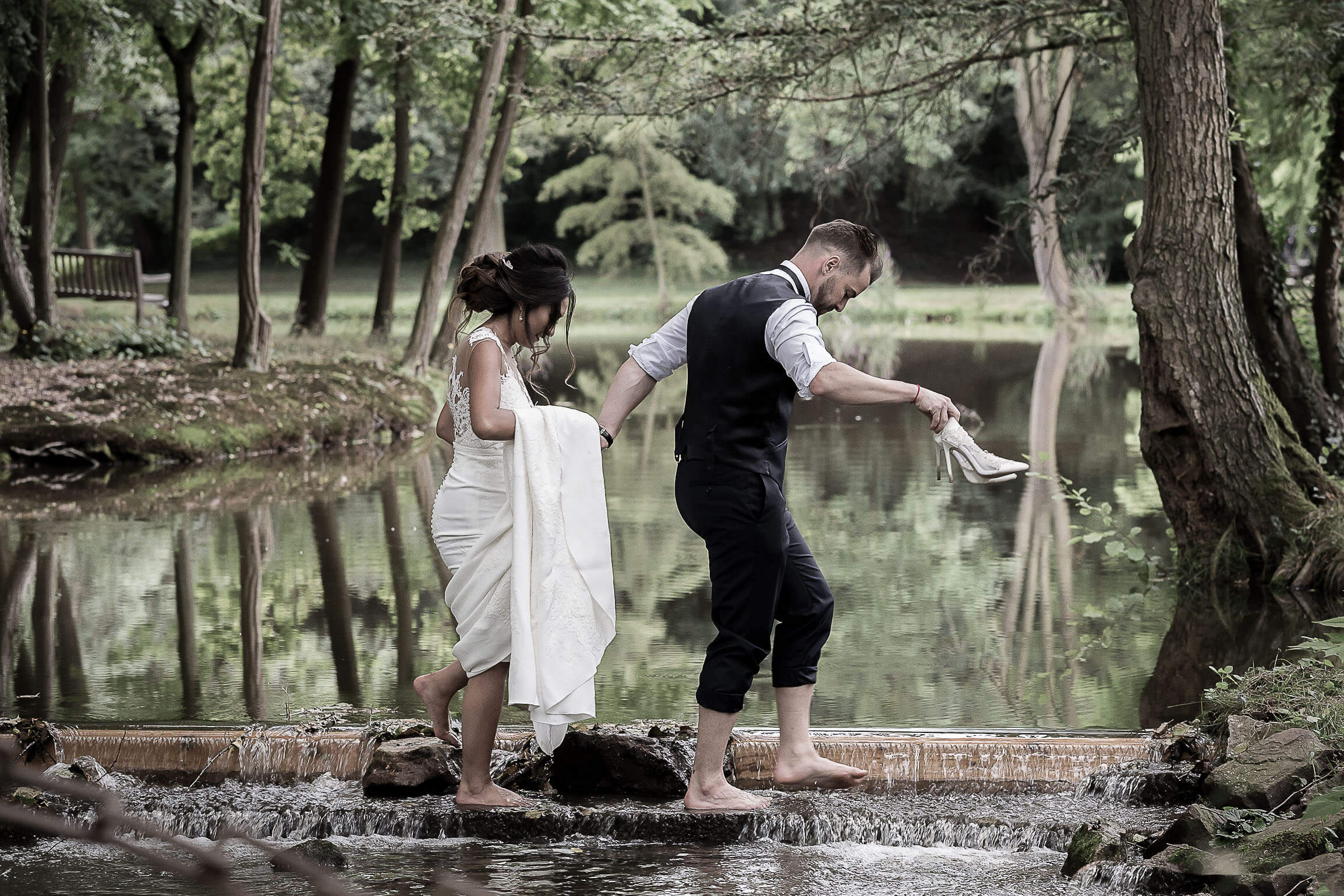 photo drôle de ce couple pendant leur séance photo de mariage près de Colmar dans un parc