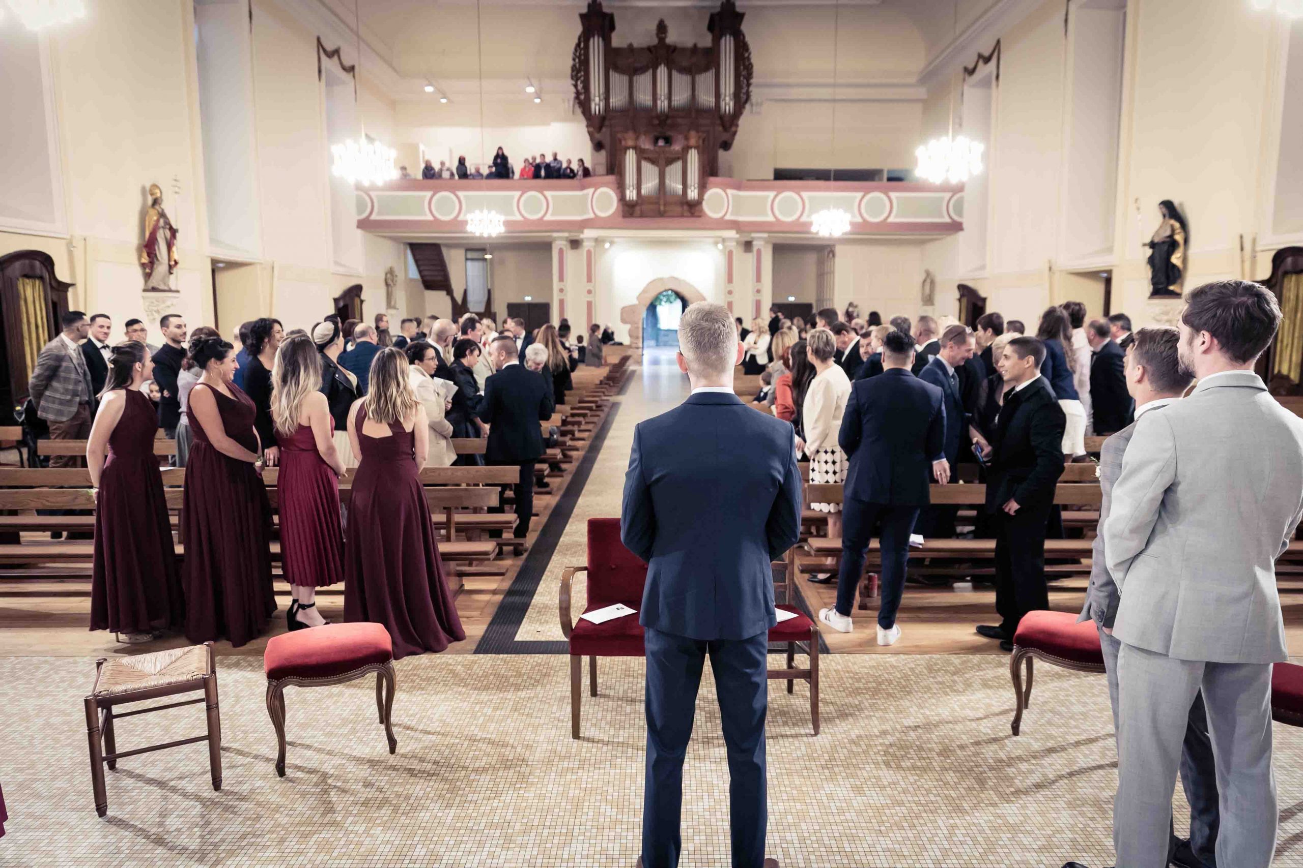 l'attente du mariage lors d'une cérémonie à l'église